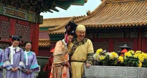眉庄斓曦现身时装周,油光满面妆容老气网友好想剪掉她的袖子
