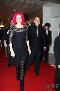 丹麦女孩feel黑客帝国导演兄弟双双变性成姐妹