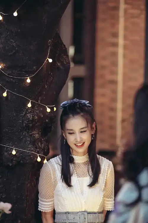 婆婆和妈妈伊能静黄圣依张萌重聚逛集市姜潮麦迪娜宫廷风造型吸睛