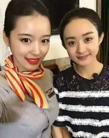陈冠希又在飞机上照相了,网友原来真人和相片相差这么多
