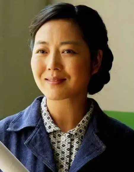 演员王茜华追夫千里二婚嫁导演,43岁冒险产子,风光背后有心酸
