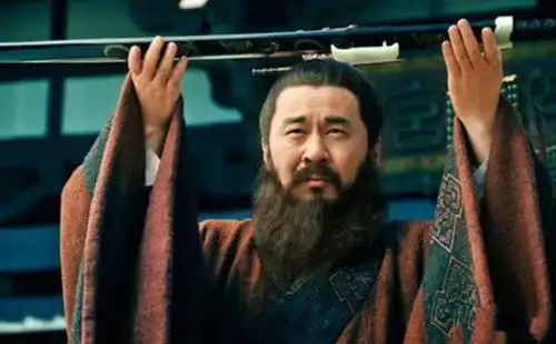 第一猛将吕布,为何落得被部下叛变的下场是犹豫不决杀死了他
