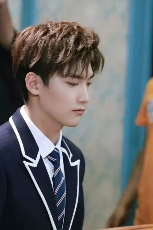 被赞神似杨洋,靠双世宠妃2圈粉无数,今上快本上演制服诱惑
