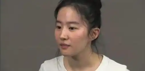 刘亦菲试镜花木兰视频曝光白t搭丸子头好灵动,靠实力脱颖而出
