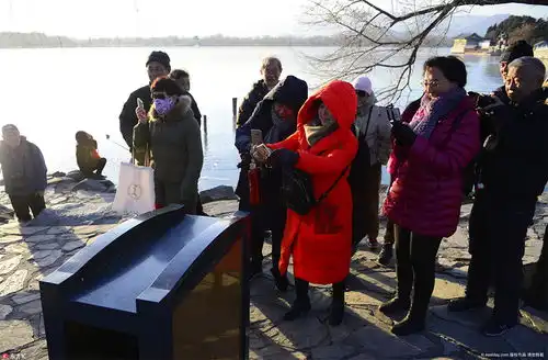 北京颐和园垃圾桶成网红缩小版金光穿孔被围观拍摄