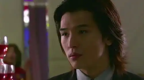 疯女人来酒吧砸场子,竟往霸道总裁脸上喷酒,太野蛮了
