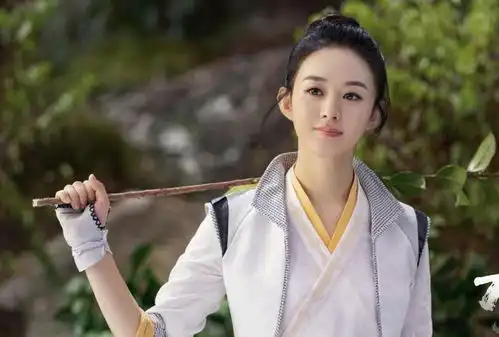 赵丽颖剧照眼里含泪,嘴唇泛血太戳人,妆发造型与女配差别大
