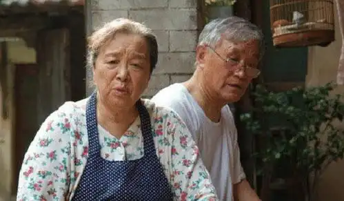 他是国家一级演员牛犇,住公寓自己剪发,儿子还是如此熟悉的他
