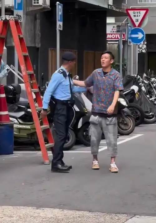 组图梦回头文字d陈冠希陈小春偶遇相谈甚欢