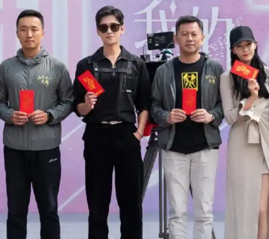 新剧杀青后,杨洋迪丽热巴互送礼物,被夸两人很有cp感
