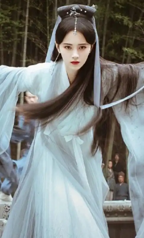鞠婧祎的古装角色,芸汐活泼,看到姜保宁心动了
