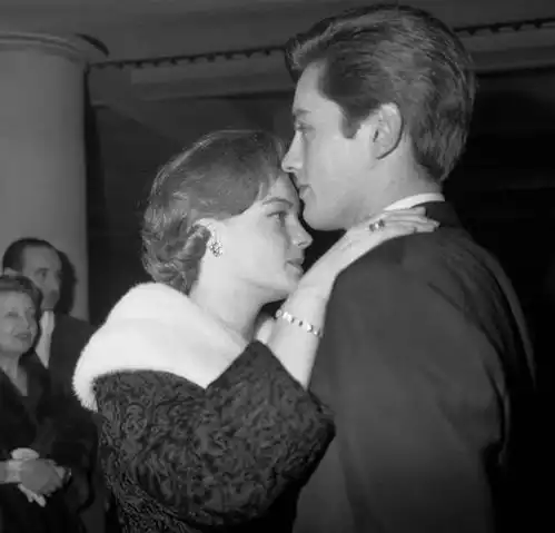 阿兰德龙被传决定安乐死后首现身,满头白发显苍老,讲话有些迟钝
