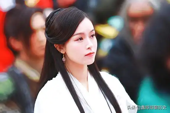 射雕中此人是位大侠,却因为剧情漏洞,他却与另一位大侠作对
