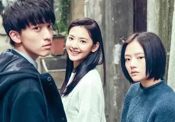 正在热映悲伤逆流成河愿所有人的青春都被温柔以待