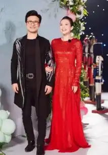 妻子夫妻集体亮相,既美丽又优雅
