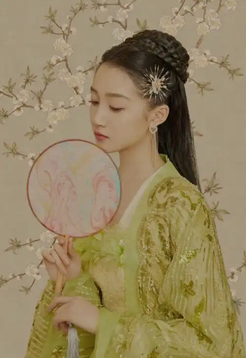 关晓彤晒春神写真,持小扇长发及腰,自嘲长裙像生菜