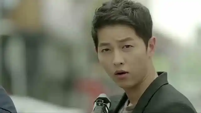 太阳的后裔兵哥哥真帅,用一把玩具枪就制服了小偷

