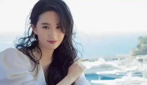 花木兰再出剧照,刘亦菲造型太飒,为贴切角色用土抹脸
