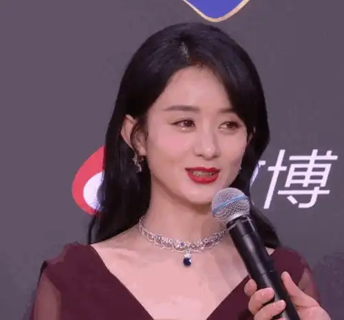 赵丽颖微博之夜酒红色礼服被网友嘲大妈,内场造型却让人眼前一亮,惊艳十足
