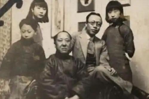 老人发现故宫中光绪照片挂错,专家据理力争,老人大怒照片上是我爹
