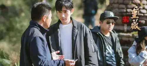 朱一龙重启深夜对剧本,手握热水袋一脸认真,萌的像个小学生