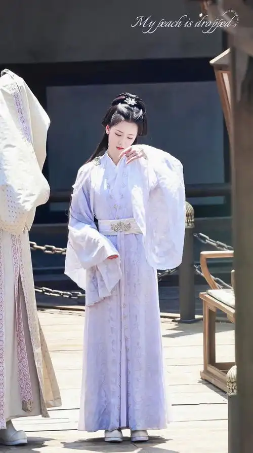 莲花楼陈都灵最新饭拍路透,一身紫衣,气质绝了