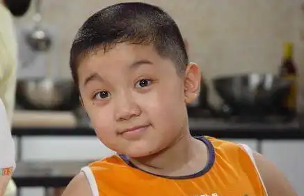 长大后的童星阿尔法变秃顶大叔,红孩儿成博士,她越活越美丽