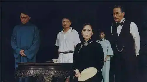 在雷雨的周公馆做了整整三十年的女主人,却陷入四角感情陷阱

