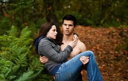 暮光之城狼人甜蜜订婚啦曾约会霉霉傻脸娜,号称女神收割机,如今变成炫妻狂魔...
