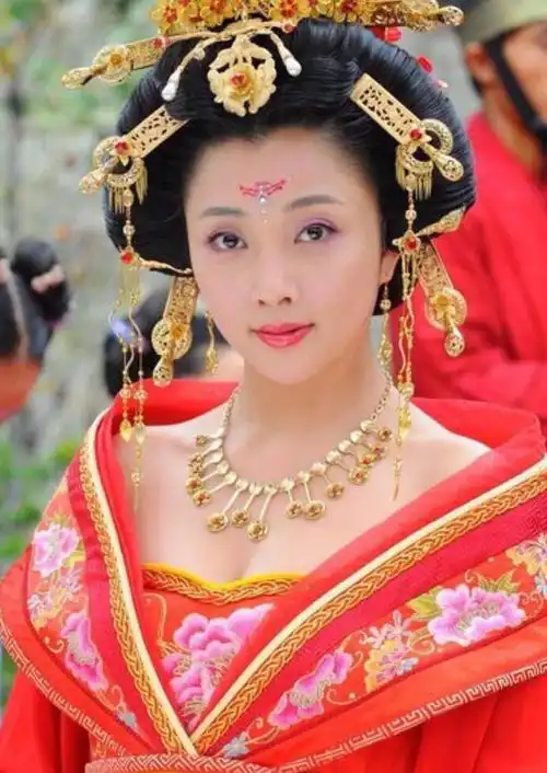 杨贵妃是哪里人该魂归何处一代名妃几家争,谁记八尺白绫事

