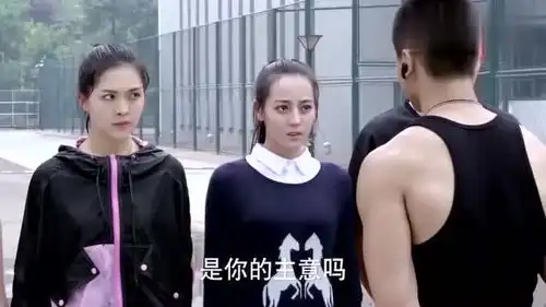 麻辣变形计秦升用水枪冲向大家,关小迪提出做出人墙,抵抗水枪
