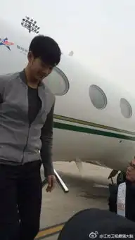 金秀贤现身南京录制节目向粉丝打招呼表情呆萌