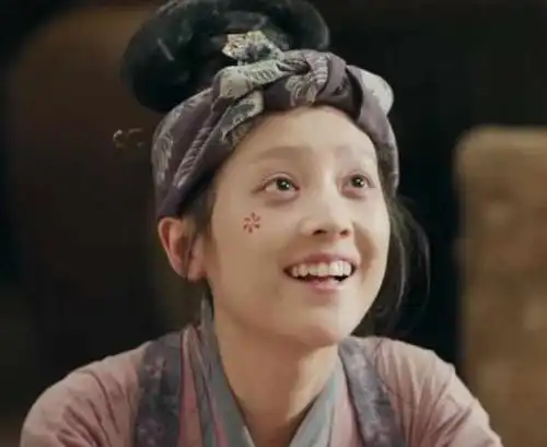 还记得最美孟婆三七吗素颜穿农妇装摘水果的何花,出奇的美
