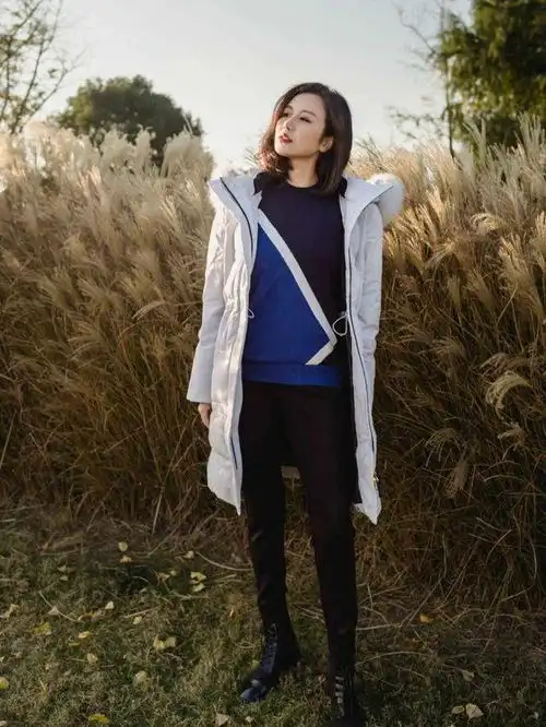 冬天别乱穿羽绒服,瞧时髦精这么穿,美得惊人
