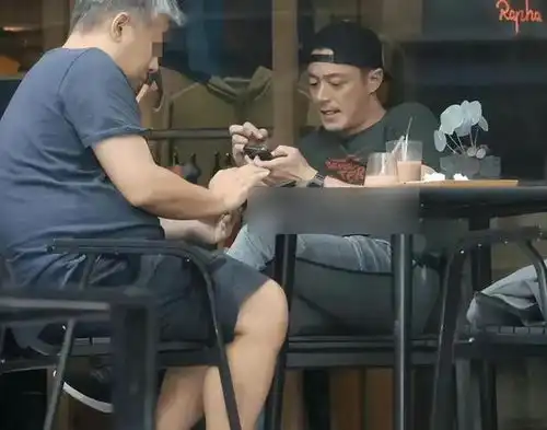 霍建华老了一脸大褶子沧桑显老,与27岁张雪迎同框宛如父女