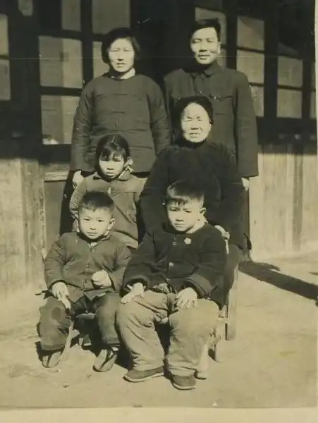 67年超百张全家福从三口之家到四世同堂