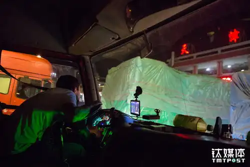 凌晨逃离偷油贼罚款意外蜗居运满满货车夫妻重卡生活实记
