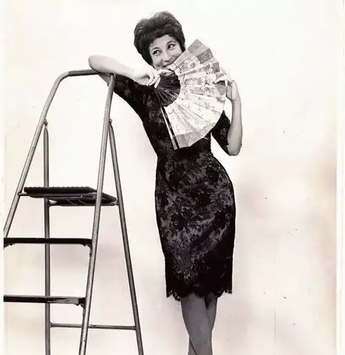 她曾和张国荣合作阿飞正传穿上旗袍后宛如上海名媛
