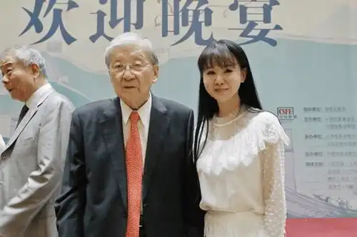 成龙发文悼念李行导演,感谢他曾经的提携和帮助
