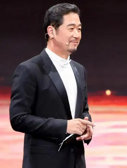 张国立近照曝光,65岁仍不停工作累到驼背,需要旁人搀扶尽显苍老
