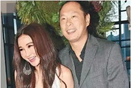 她18岁搭档刘德华成名,后嫁香港富商,如今一家三口生活幸福