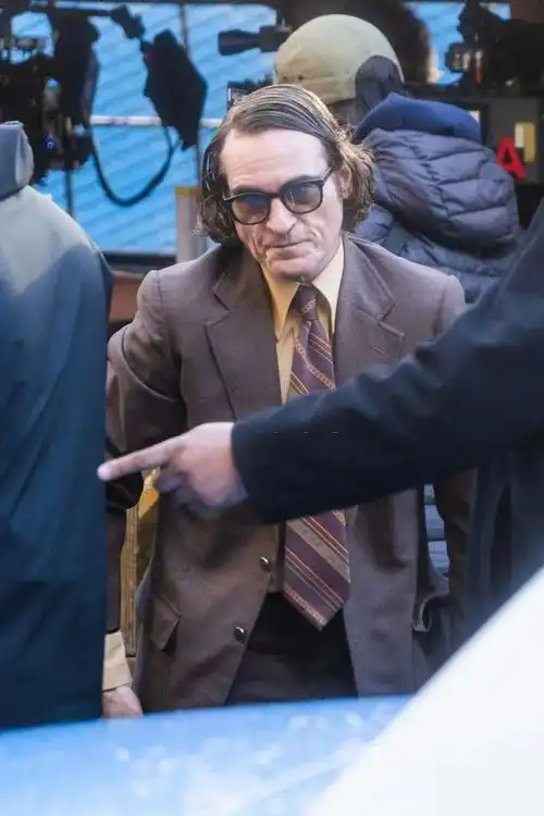 小丑2全新照片哈莉奎因亲吻一名女性,双面人出现