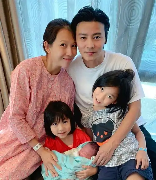 蔡少芬带一家五口外出吃雪糕,两个女儿滑滑板追赶,小儿子最享受
