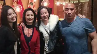 刘亦菲获花木兰剧组庆生笑容灿烂刘母出镜