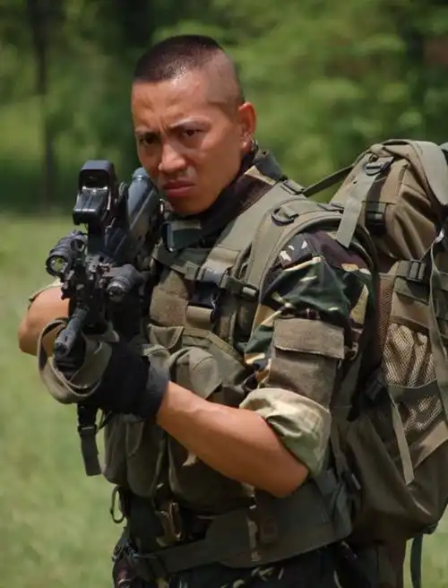 他演特种兵大火后,却因意外淡出荧屏,如今41岁娶了她走上人生巅峰
