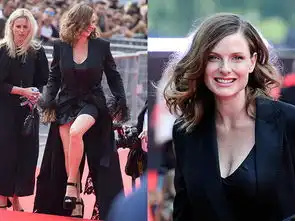 碟中谍6首映礼上,女神的造型优雅动人,互动时却遭影迷抢镜