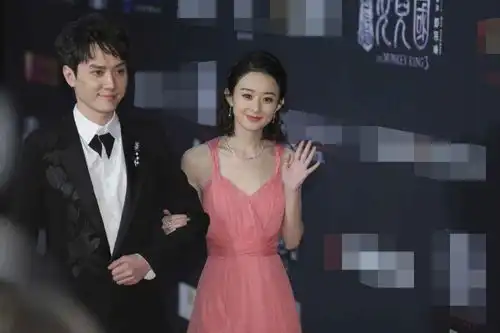 赵丽颖挽冯绍峰登红毯粉色露背装显纤瘦
