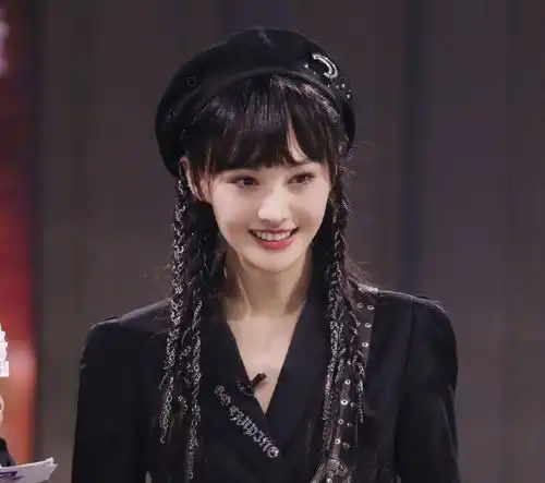 郑爽独自一人回老家过年,低头行走难掩憔悴,身材暴瘦惹人心疼
