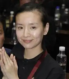 郑爽嘴角长痘素颜现身签售会,总是有那么一些女明星不喜欢化妆