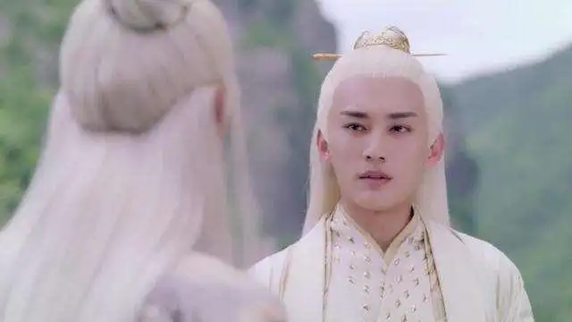 同样是白发的帝君,一个高冷清贵一个腹黑傲娇,网友选不来
